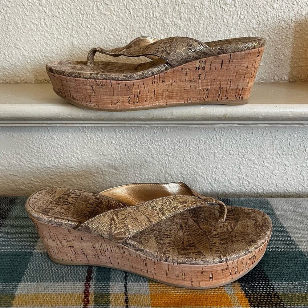 Stuart Weitzman Women’s Clasp Tan Nairobi Thong Wedges Size 7.5 M Preppy Classic